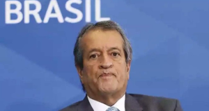 Valdemar Costa Neto com expressão de irritação