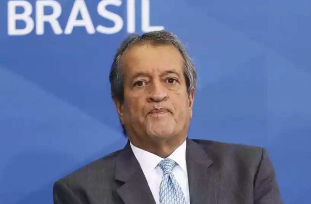 Valdemar Costa Neto com expressão de irritação