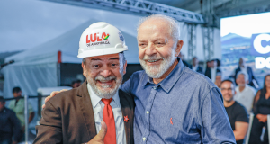 Sósia e Lula sorrindo
