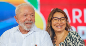 Lula e Janja sorrindo lado a lado