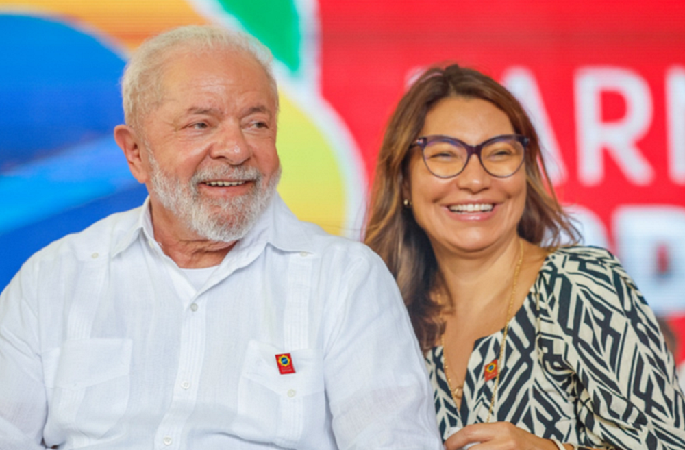 Lula e Janja sorrindo lado a lado