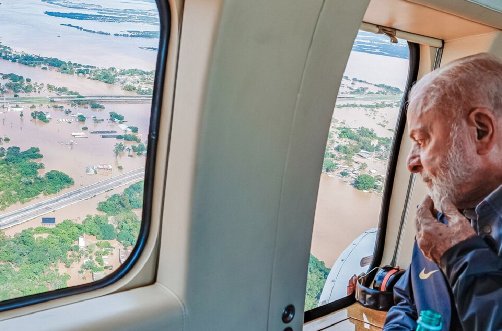 Lula de perfil, olhando pela janela de avião