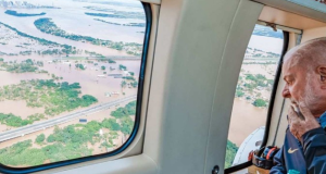 Lula de perfil, olhando janela de avião, sério