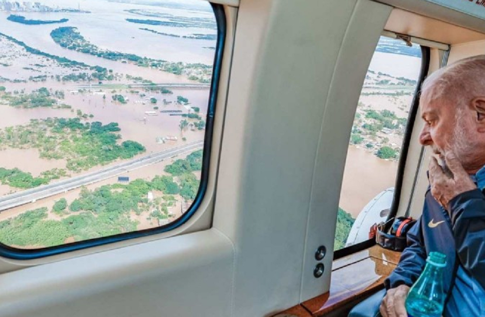 Lula de perfil, olhando janela de avião, sério