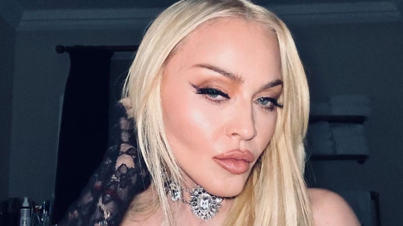 Madonna com expressão séria e cabelo solto