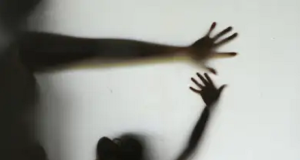 Imagem de sombras de criança e adulto com braços estendidos