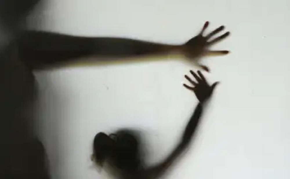 Imagem de sombras de criança e adulto com braços estendidos