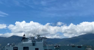 Maior navio de guerra da América do Sul em dia ensolarado
