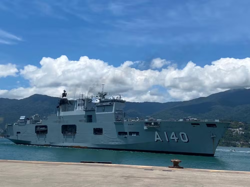 Maior navio de guerra da América do Sul em dia ensolarado