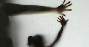Sombras de adulto e criança com braços estendidos