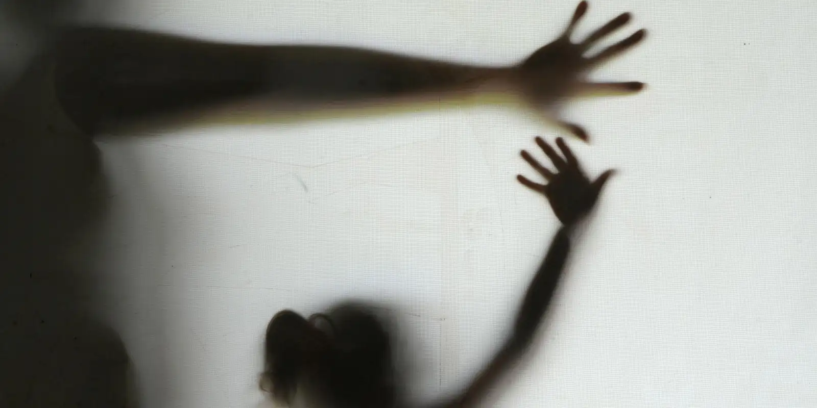 Sombras de adulto e criança com braços estendidos