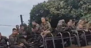 Militares em cima de caminhão, ilhados