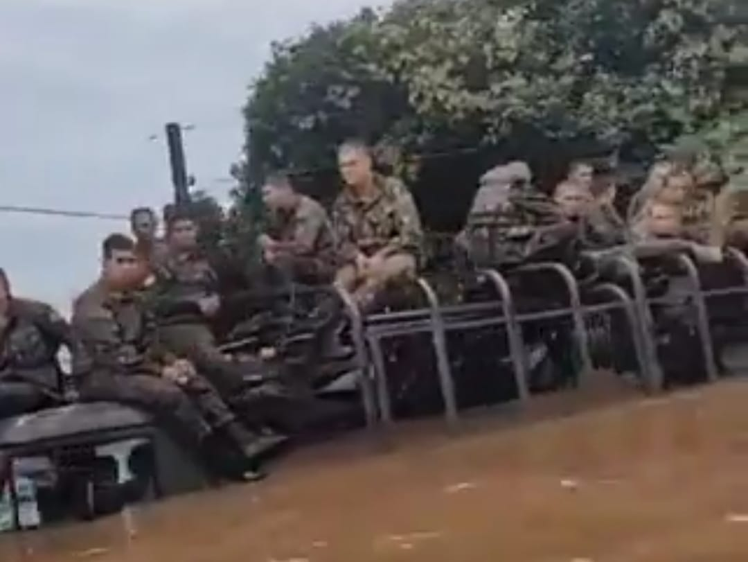 Militares em cima de caminhão, ilhados