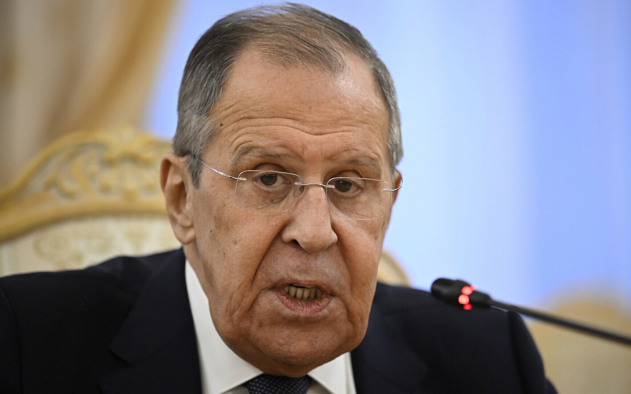 Sergey Lavrov de óculos, em close, falando com expressão séria