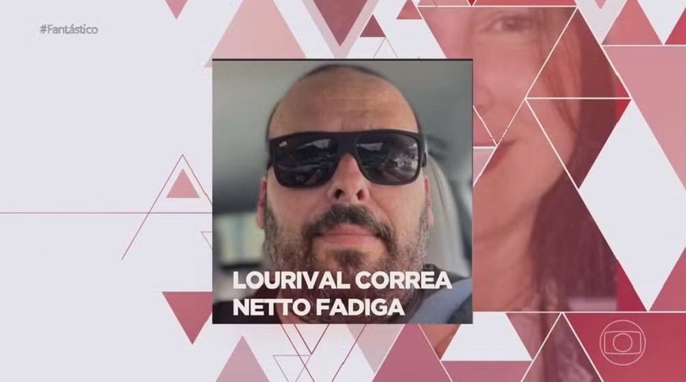 Foto de Lourival Correa Netto Fadiga de óculos escuros no meio de arte branca e vermelha