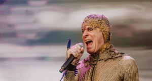 Ney Matogrosso cantando em microfone