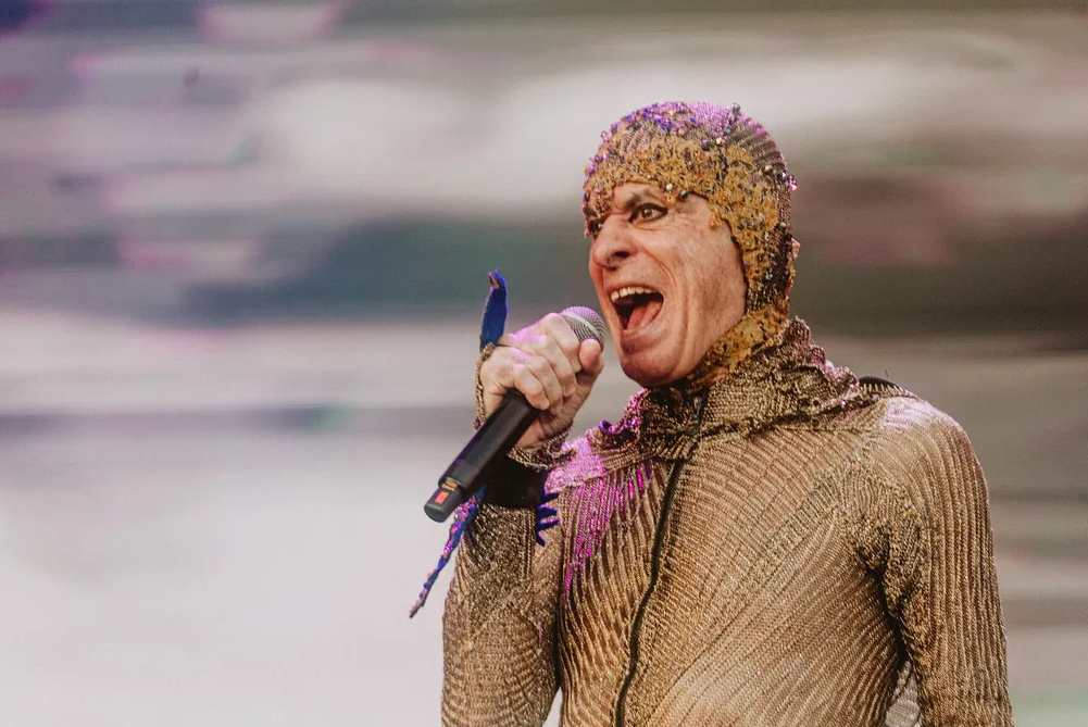 Ney Matogrosso cantando em microfone