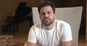 Pablo Marçal de roupa branca falando para a câmera