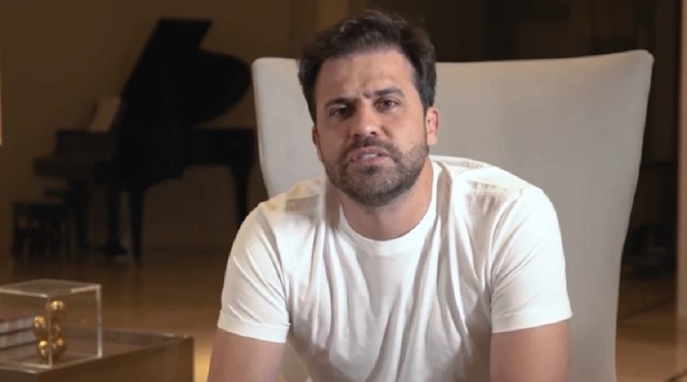 Pablo Marçal de roupa branca falando para a câmera
