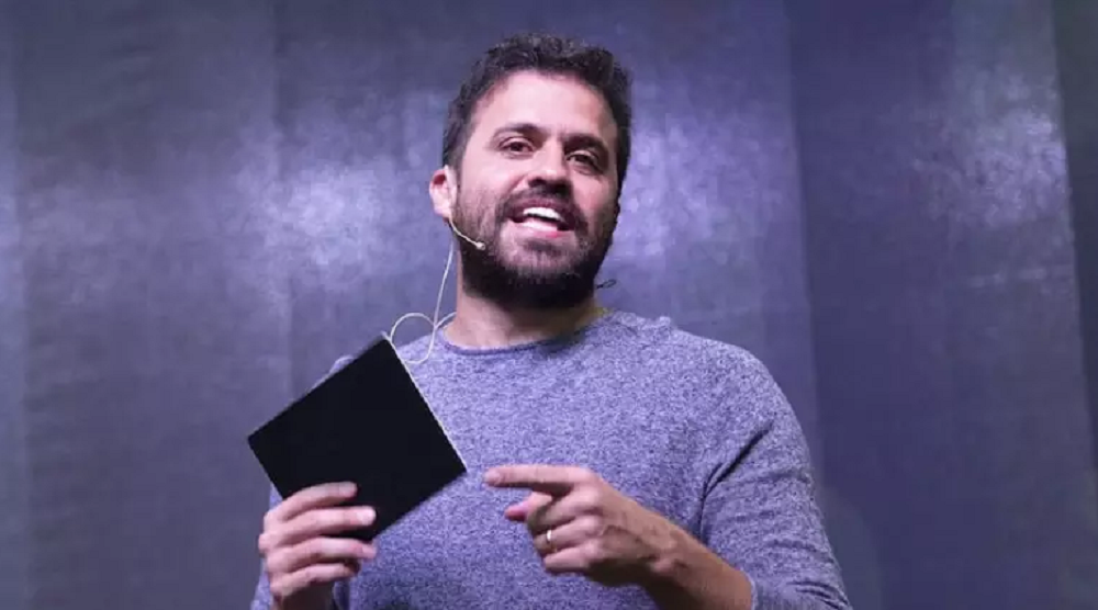 Pablo Marçal de blusa de frio cinza, falando