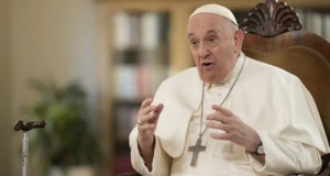 Papa Francisco falando e gesticulando com expressão séria