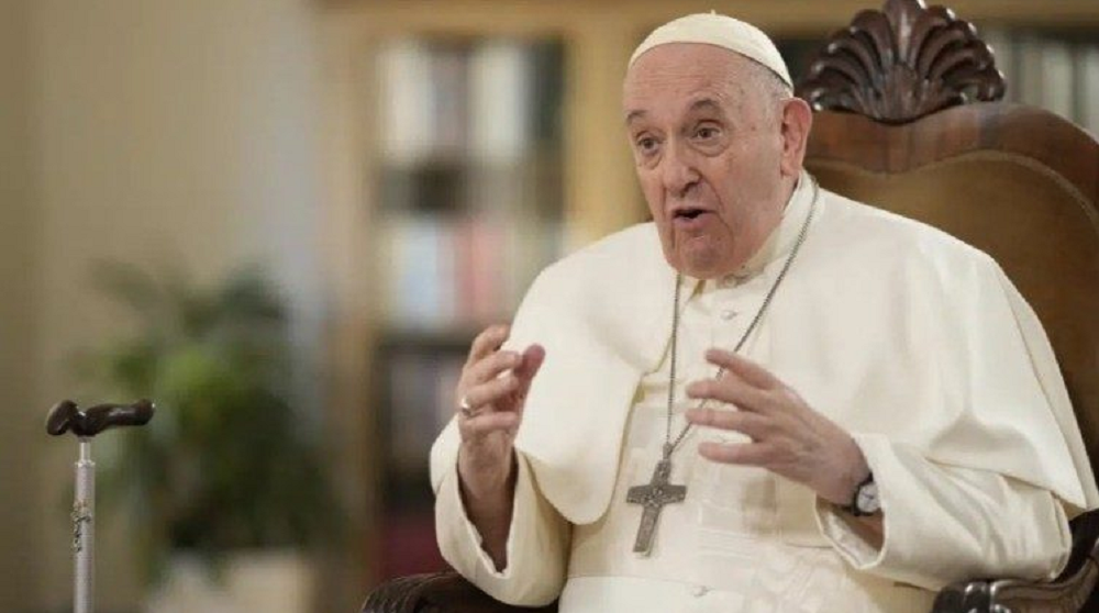 Papa Francisco falando e gesticulando com expressão séria