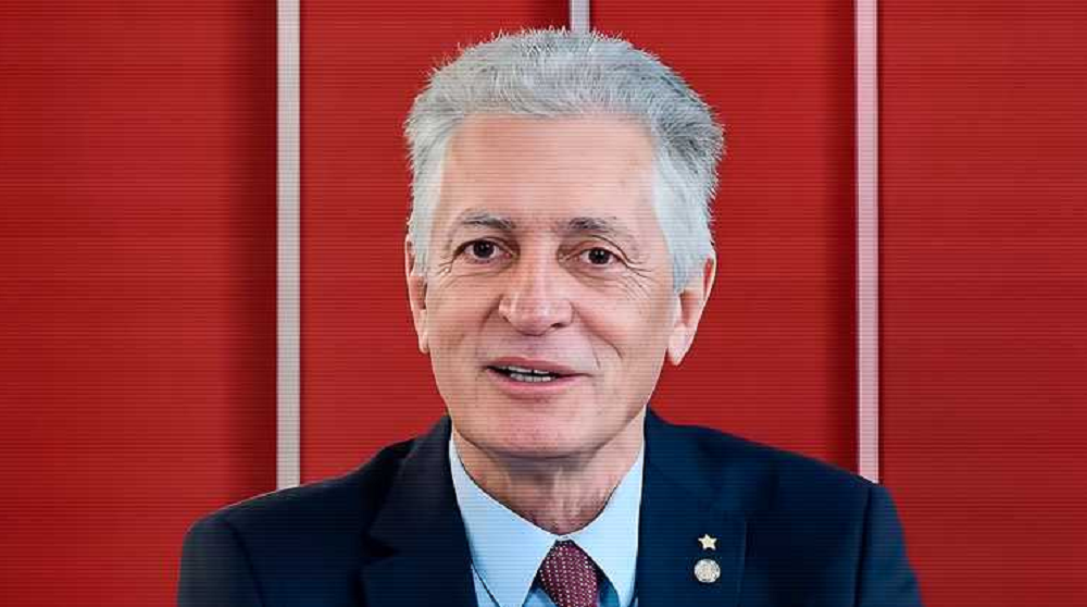 Rogério Correia falando em fundo vermelho