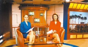 Cynthia Benini e Analice Nicolau em foto antiga, sentadas lado a lado, olhando para a câmera, em cenário