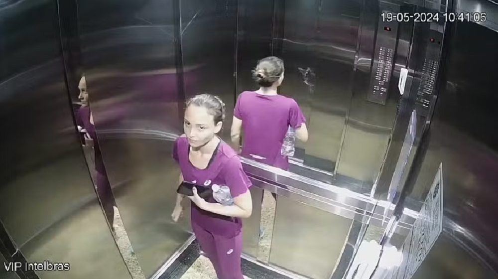 Júlia Andrade Cathermol Pimenta em elevador