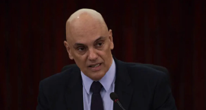 Ministro Alexandre de Moraes falando e gesticulando, sem olhar para a câmera