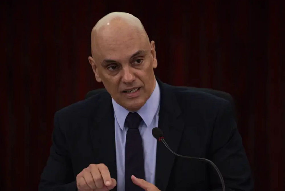 Ministro Alexandre de Moraes falando e gesticulando, sem olhar para a câmera