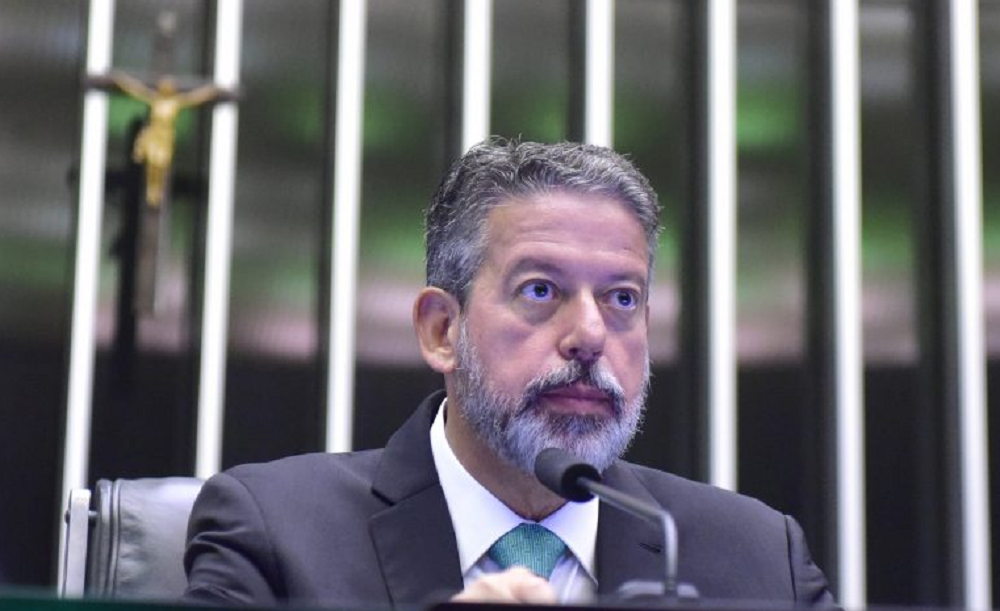 O presidente da Câmara dos Deputados, Arthur Lira (PP-AL), com expressão séria, olhando para frente