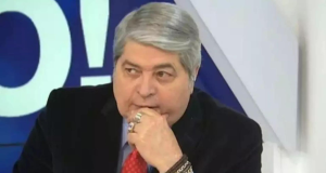José Luiz Datena, apresentador do Brasil Urgente, com expressão pensativa e mão no queixo