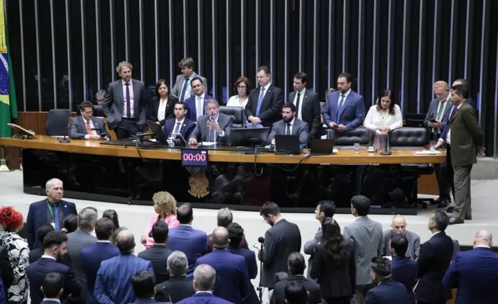 Plenário da Câmara dos Deputados nesta terça-feira (11), com parlamentares reunidos e em pé