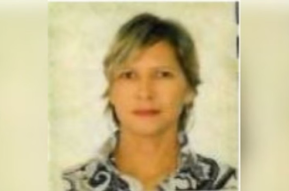 A servidora pública Maria Aparecida Medulo, condenada pelo 8/1, posando para foto séria, de camisa estampada