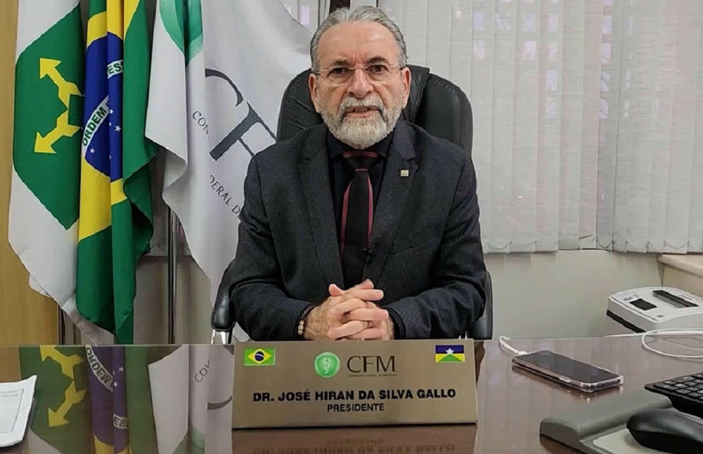 José Hiran Gallo, presidente do Conselho Federal de Medicina, posando para foto perto de mesa, sério
