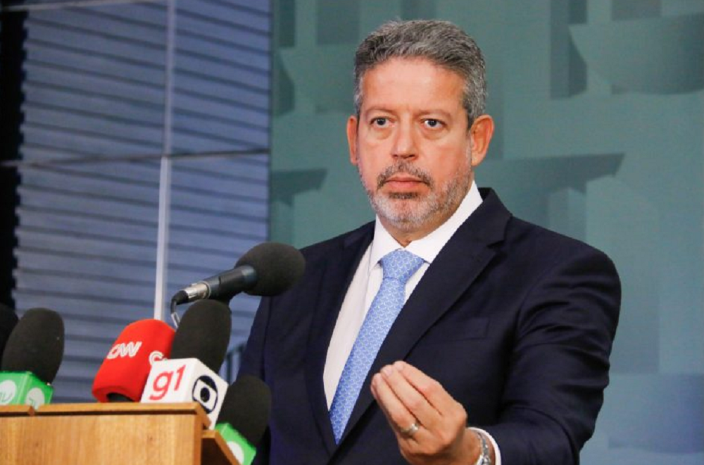 Presidente da Câmara de Deputados, Arthur Lira (PP-AL), falando em vários microfones e gesticulando