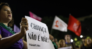 Manifestação contra PL Antiaborto por Estupro no Rio, pessoas segurando cartazes, faixas e bandeiras