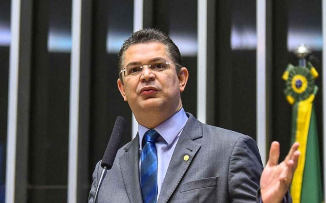 Sóstenes Cavalcante falando em microfone, com expressão séria