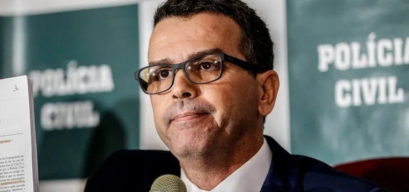 Rivaldo Barbosa de óculos, com expressão séria, sem olhar para a câmera