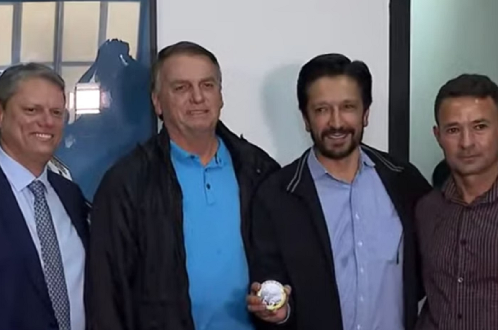 Tarcísio de Freitas, Jair Bolsonaro, Ricardo Nunes e Ricardo Mello Araújo posando para foto lado a lado, os três primeiros sorrindo