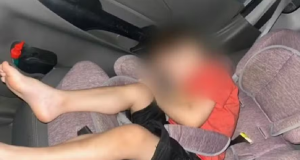 Menino dormindo em cadeira de carro