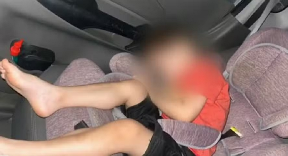 Menino dormindo em cadeira de carro