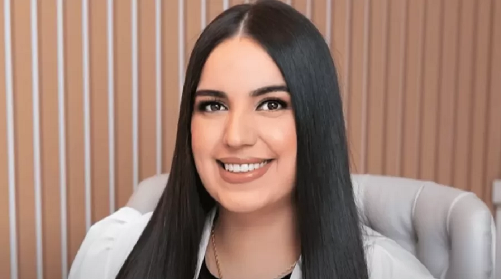 Natalia Fabiana de Freitas, também conhecida como Natalia Becker, sorrindo para foto, de cabelo solto
