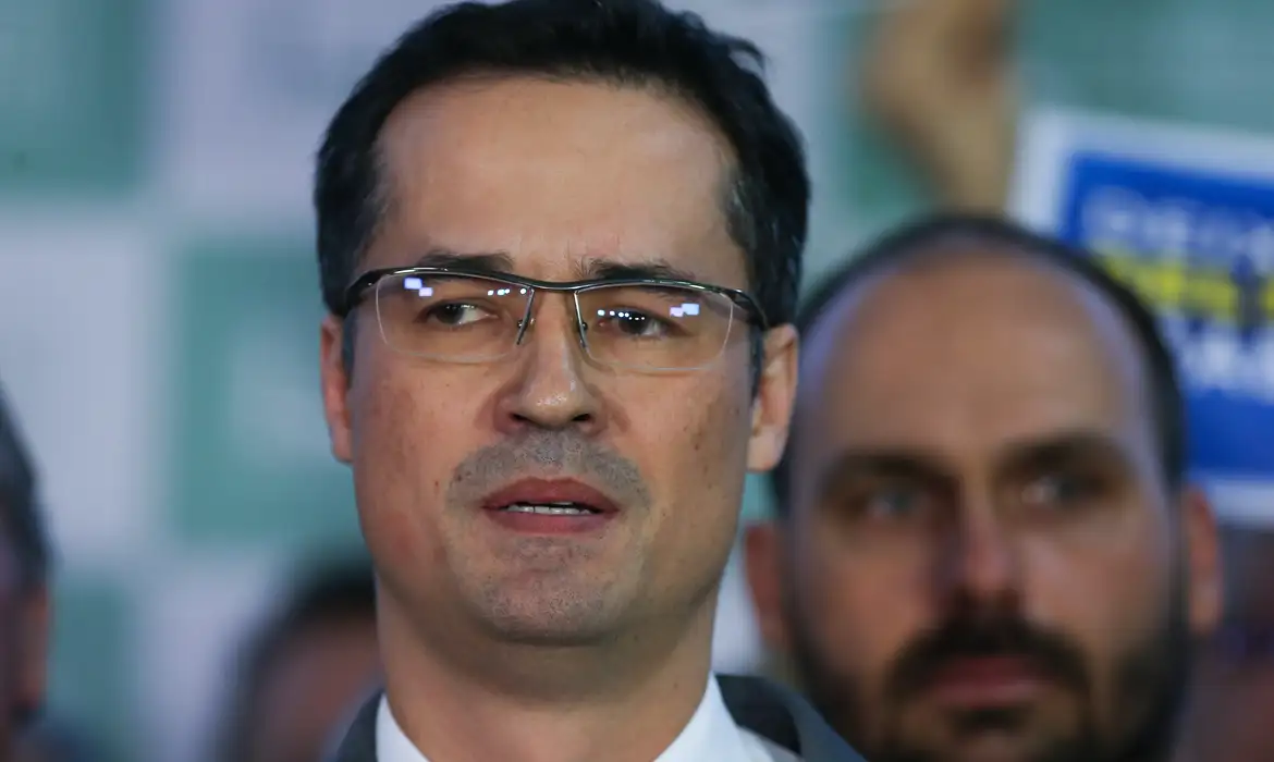 Deltan Dallagnol de óculos, com expressão de decepção
