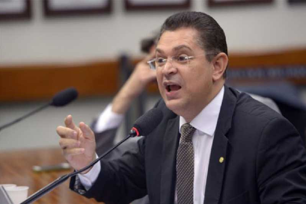 Deputado federal Sóstenes Cavalcante falando, de óculos, com expressão de raiva, de perfil