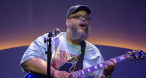 Ed Motta durante show - Reprodução/TV Globo