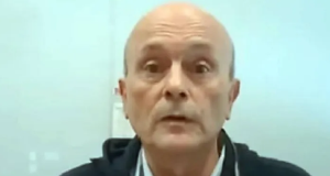 Miguel Gutierrez, ex-CEO da Americanas, de roupa preta e branca, falando para a câmera, sério