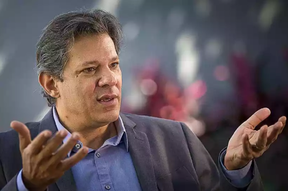 Fernando Haddad falando e gesticulando