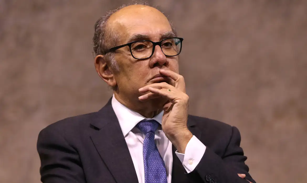 O ministro do STF (Supremo Tribunal Federal), Gilmar Mendes, com expressão pensativa, sério, com mão na boca